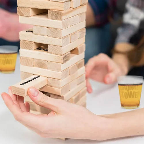 Miniatura 6 de ArtCreativity Juegos de beber en torre para adultos, con 4 vasos y 60 bloques de madera con desafíos, divertidos juegos de fiesta para adultos