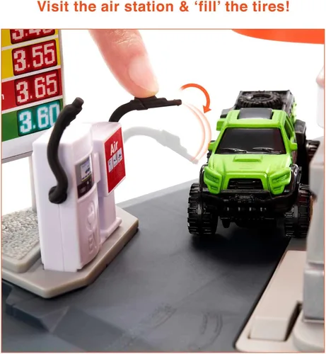 Miniatura 5 de Matchbox Juego de Coches de Juguete, Estación de Combustible con Conductores de Acción y Camión de Juguete a Escala 1:64, Mangueras de Gas Movibles