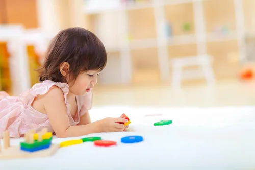 Miniatura 5 de PlanToys (2403 Tabla de clasificación geométrica de madera hecha de madera de caucho y pinturas y tintes no tóxicos)