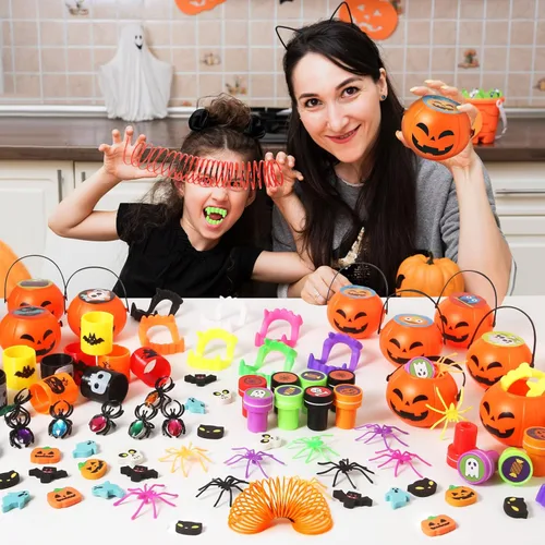 Miniatura 7 de 168 piezas de recuerdos de fiesta de Halloween para niños, paquete de 24 calabazas precargadas de Halloween con juguetes, araña, dientes de vampiro