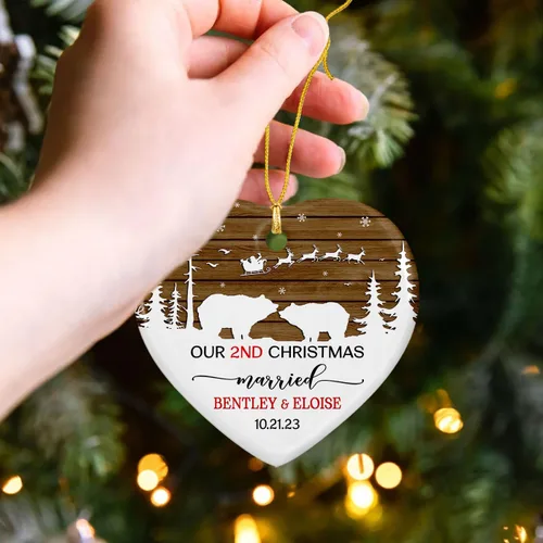 Miniatura 5 de Nuestro adorno de cerámica casado de 2ª Navidad, regalo personalizado de adorno de boda de oso polar, regalo de adorno de boda, Mr Mrs Married