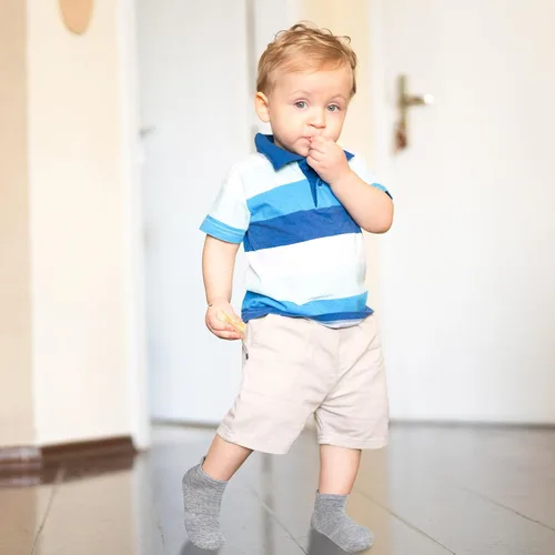 Miniatura 5 de HYCLES Calcetines antideslizantes para niños pequeños, 15 pares de calcetines antideslizantes de corte bajo para niños de 1 a 7 años, calcetines