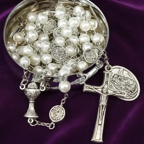 Miniatura 7 de Nazareth Store Collar de rosario de perlas de 0.315 in con medalla de San Miguel y centro de mesa de cáliz Rosarios de la Santa Comunión