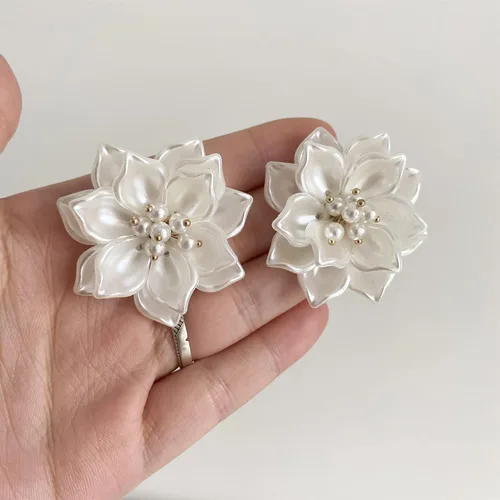 Miniatura 7 de Aretes colgantes únicos hechos a mano con pétalos de flores de resina grandes bohemios con brote de estambre de cristal brillante para mujeres y mamá