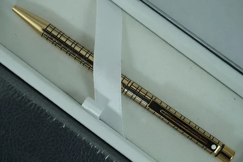 Miniatura 3 de Sheaffer Cross Rare Made in the USA Signature Targa Diamond Medici Crosshatched Bolígrafo de barril de oro de 22 quilates y diario a juego