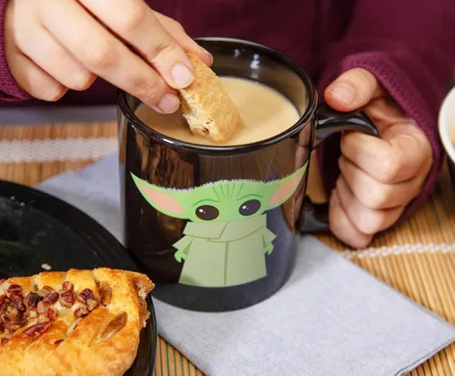 Miniatura 8 de Silver Buffalo Star Wars The Mandalorian The Child Stands, taza de café de cerámica, 20 onzas The Child Stands-Negro