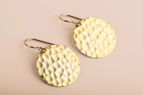 Miniatura 19 de Aretes colgantes grandes con disco circular martillado en plata, oro u oro rosa
