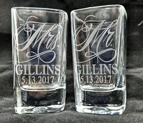 Miniatura 2 de Juego de dos vasos de chupito de Mr. and Mrs. personalizados de 2.75 onzas con fecha y apellido para la futura señora. Despedida de soltera, boda
