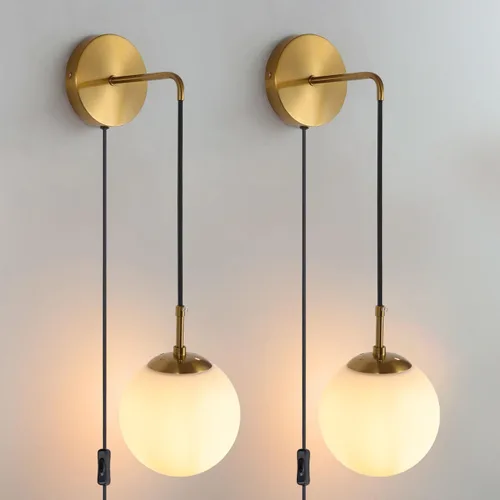 Miniatura 10 de Juego de 2 apliques de pared negros y latón dorados. Juego de 2 apliques de pared enchufables con pantalla de vidrio ámbar globo, lámparas de pared