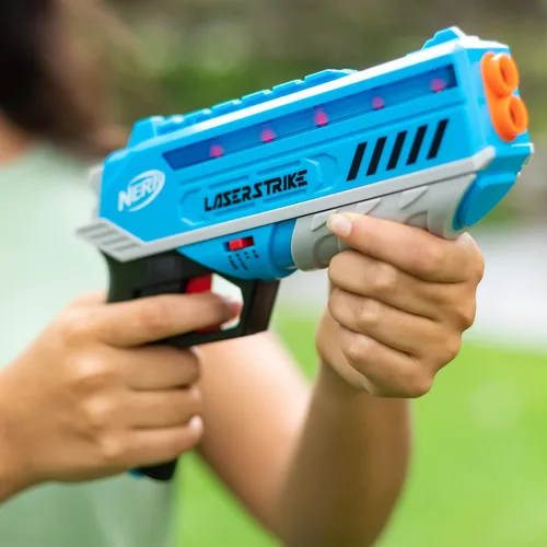 Miniatura 7 de NERF Laser Strike - Paquete completo de juego de etiqueta láser para 2 jugadores con 2 lanzadores de alcance de 300 pies y 2 fundas