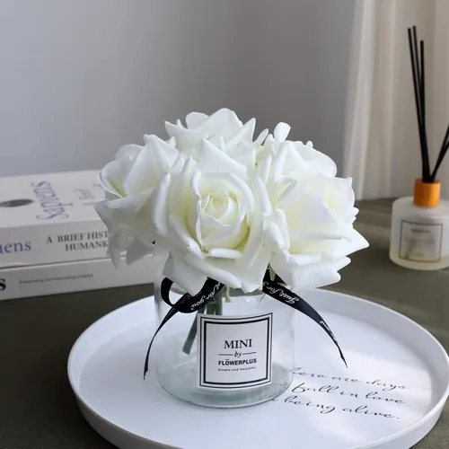 Flores artificiales con rosas blancas en jarrón, flores falsas en tarro de cristal con cinta, arreglos florales de seda en jarrón con flores