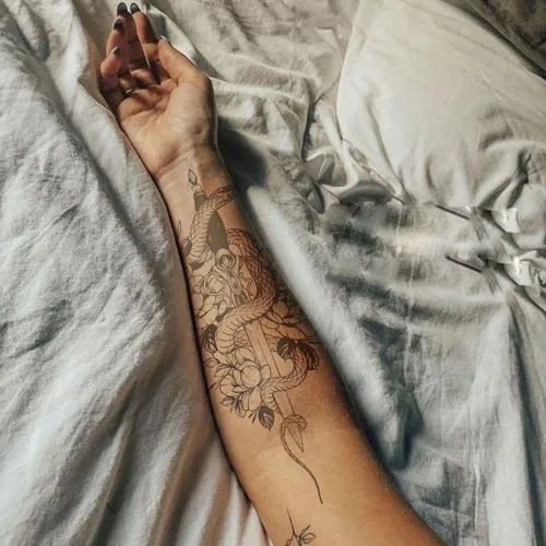 Miniatura 8 de 8 hojas de tatuajes temporales negros con flechas, brújulas, plumas, dragones, anclas, espadas, serpientes, árboles y flores para el brazo