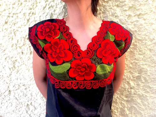 Miniatura 8 de Casa Fiesta Designs Blusa mexicana floral - Auténtica blusa bordada de Chiapas, hecha a mano, color negro con flores rojas, Negro