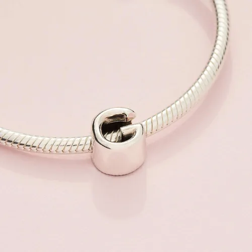Miniatura 26 de Colgante de plata de ley 925 con letra PANDORA