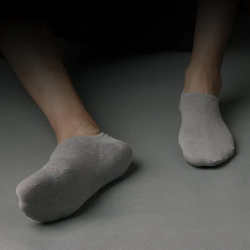 Miniatura 5 de IDEGG Calcetines invisibles para mujeres y hombres, 12 pares de calcetines atléticos antideslizantes de corte bajo casuales con antideslizantes