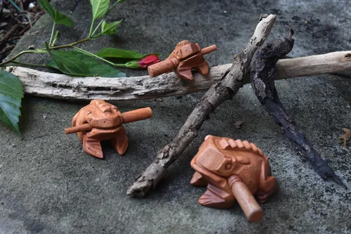 Miniatura 2 de Guiro Instrumentos Musicales de Percusión de Madera 3 Piezas, Set de 3 Ranas Güiro de Madera Natural 10-3.1-2.0 in (Ovillo Regalo de Oveja)