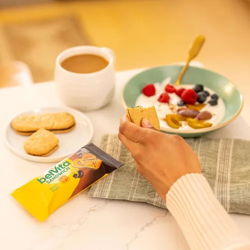 Miniatura 15 de belVita Sándwiches de galletas de barra de desayuno, crema de chocolate negro, 30 paquetes en total, 6 cajas (2 galletas por paquete)