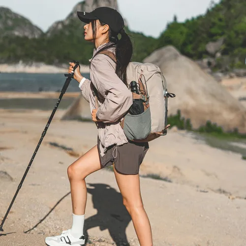 Miniatura 6 de Mochila pequeña de senderismo con correa para el pecho para hombres y mujeres, mochila de viaje ligera impermeable de 20 litros con correas Caqui