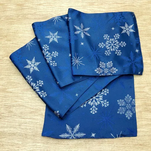 Miniatura 2 de Camino de mesa tejido jacquard metálico con copos de nieve azul navideño (corredor de 14" x 72")