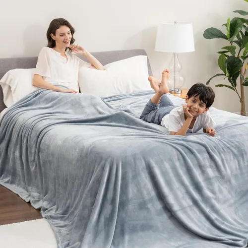 Miniatura 5 de Berkshire Blanket Cobija de cama VelvetLoft® clásica de terciopelo sólido tamaño Queen, cobija de felpa ligera y suave para cama y sofá, color Negro