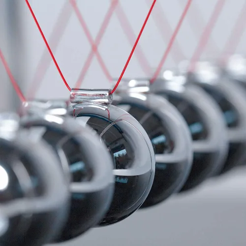 Miniatura 4 de CERROPI Bolas de equilibrio Newton Cradle, péndulo Newton con 7 bolas, bola clásica de Newton, artilugio de ciencia física Juguetes y accesorios