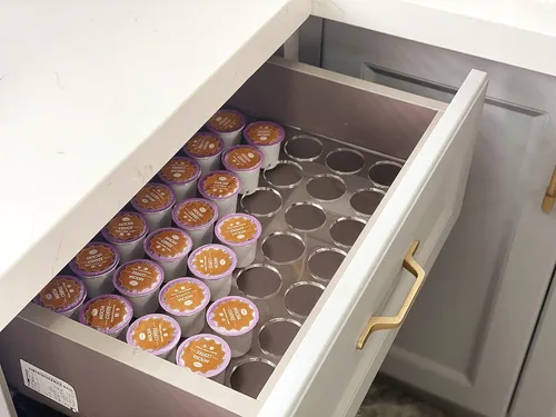Miniatura 4 de IEEK Paquete de 2 35 ranuras planas para encimera de café, bandeja organizadora de tazas K, organizador de cápsulas de café de acrílico transparente