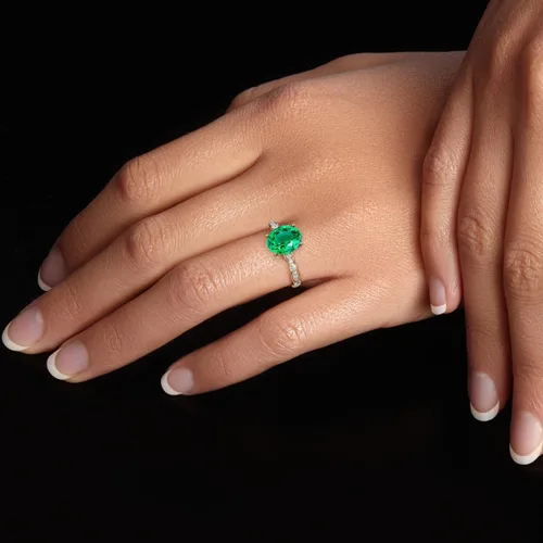 Miniatura 2 de PEORA Anillo Versalles de oro amarillo de 14 quilates creado con esmeralda colombiana y diamantes cultivados en laboratorio, 2.76 quilates en total