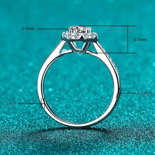 Miniatura 7 de Anillo de compromiso de diamantes de plata de ley chapado en oro blanco de 18 quilates con forma redonda de moissanita con halo clásico pero único