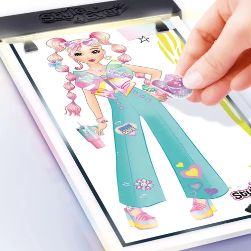Miniatura 9 de Canal Toys Tablero de luz - Moda con kit creativo completo - Mesa de dibujo LED con lápices, plantillas y calcomanías, juego de ropa con accesorios