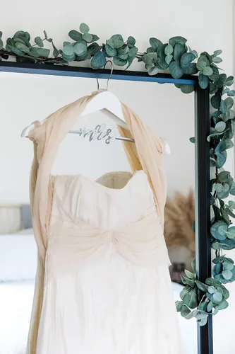Miniatura 5 de Pearhead Colgador de vestido de novia de Mrs. - Elegante recuerdo de novia de madera con letras de alambre cursivo, accesorio de foto perfecto