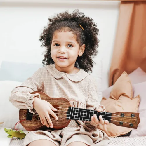 Miniatura 2 de YEZI - Ukelele clásico de juguete para niños, tipo guitarra, instrumento musical, marrón Castaño