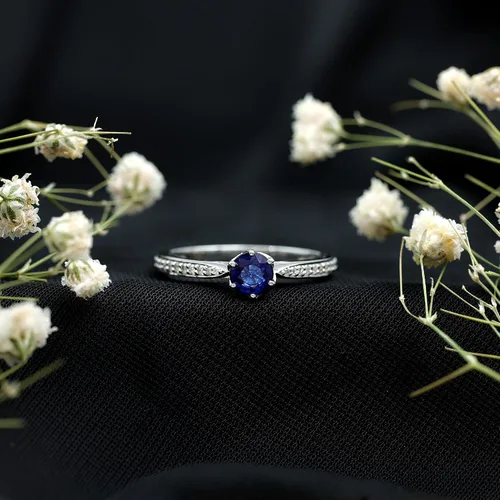 Miniatura 15 de Anillo de compromiso con solitario mínimo de zafiro azul, redondo de 0.197 in, calidad AAA, joyería inspirada en flores para mujer
