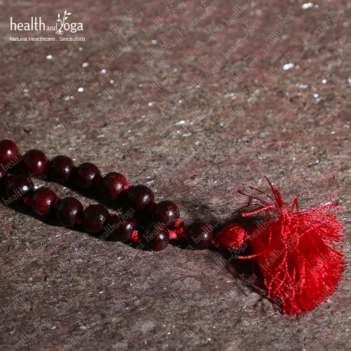 Miniatura 7 de HealthAndYoga™ Mala de Palo de Rosa (108 + 1 Cuentas con Borla) y Bolsa de Terciopelo - Rosario Anudado a Mano para Canto de Mantra, Meditación