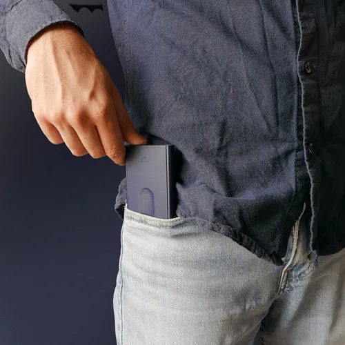 Miniatura 29 de ÖGON -DESIGNS- Tarjetero automático de aluminio, protección RFID contra fraude y desmagnetización, cartera delgada y minimalista para hombres