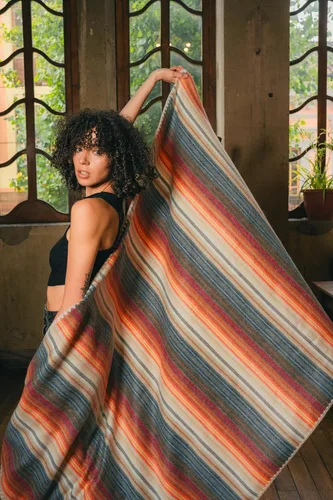 Miniatura 2 de Manta de lana de alpaca - Tamaño individual para cama y manta cálida, ligera, para sofá o campamento - Exterior - 75 x 38 pulgadas (blanco y marrón)