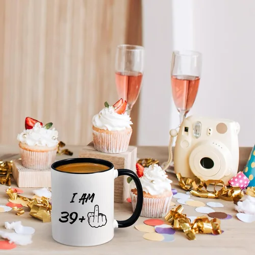 Miniatura 9 de YHRJWN - Regalos de cumpleaños número 40 para mujeres y hombres, taza de café I Am 39 Plus, regalos divertidos de cumpleaños para amigos, compañeras