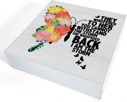 Miniatura 3 de Dumyum Cartel de madera con cita inspiradora para mujeres "Soy la tormenta" con mariposa floral, cartel decorativo para escritorio, estante de mesa