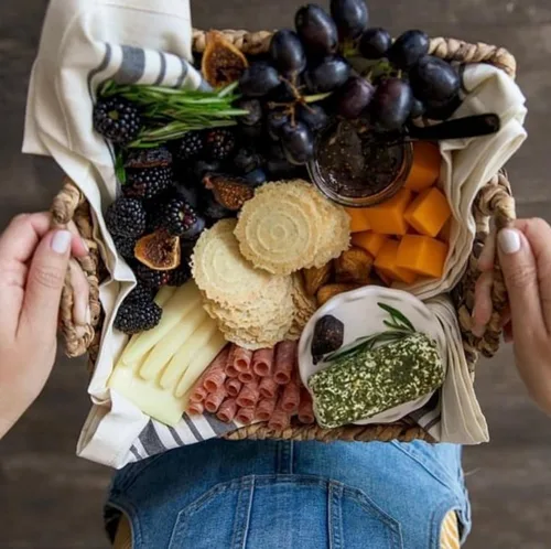 Miniatura 4 de 34 Degrees Rosemary Crisps Galletas finas ligeras y crujientes para embutidos, tablas de queso y entretenimiento, paquete individual (4.5 onzas)