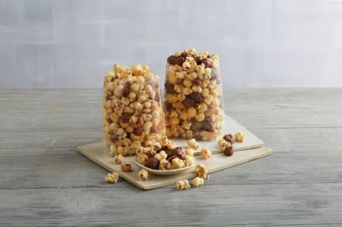 Miniatura 2 de Moose Munch® Premium Popcorn Classic Duo, cesta de regalo de palomitas de maíz, golosinas dulces y saladas, paquete variado