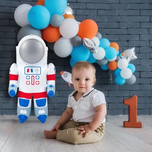 Miniatura 6 de ArtCreativity Paquete de 2 astronautas inflables de 22 pulgadas con etiqueta para colgar, decoraciones de fiesta temática espacial para eventos