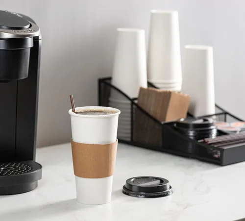 Miniatura 5 de GUSTO 50 juegos de tazas de café desechables con tapas y fundas de 20 onzas. Vasos calientes de papel para viajes y uso en la oficina. Paquete 20