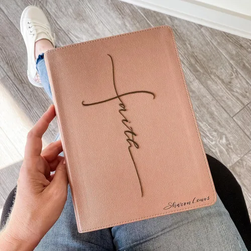 Miniatura 2 de CSB, She Reads Truth Bible, oro rosa, con letras a mano y grabado, grabado de nombre personalizado disponible, regalo personalizado para cumpleaños