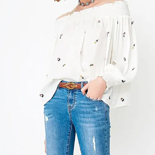 Miniatura 249 de Cinturón de cuero clásico con hebilla de metal para mujer con vestido de jeans