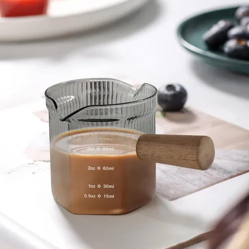 Miniatura 5 de Joeyan 4 onzas Gris Jarra medidora de triple boquilla con asa de madera, taza medidora de vidrio de borosilicato estriado de alta calidad, vasos