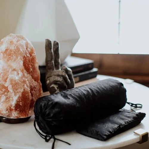 Miniatura 5 de Hugger Mugger Almohada de ojos de seda con relleno de linaza, relleno de linaza orgánica, relajación sin olor, peso ligero, frío en el congelador