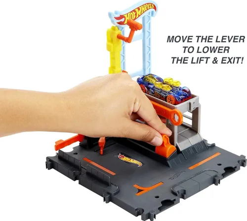 Miniatura 4 de Hot Wheels City Toy Car Track Set Downtown Repair Station Playset con vehículo a escala 1:64, elevador de trabajo y lanzador