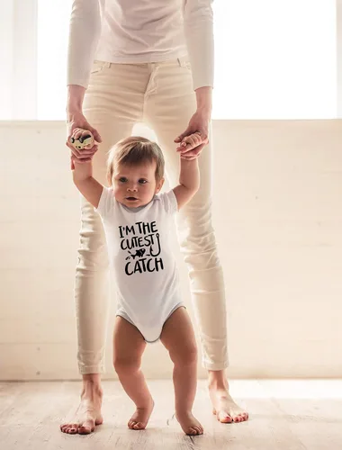 Miniatura 11 de CBTwear Traje de bebé con texto en inglés «I'm the Cutest Catch», adorable mameluco para niño y niña, divertido y lindo traje infantil