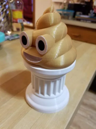 Miniatura 5 de Znet3D Trofeo Emoji Poop - Emoji de caca pintado a mano - Caca dorada en pilar blanco
