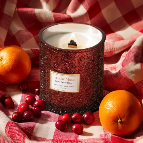 Miniatura 4 de La Jolie Muse - Vela Ruby Berry Bliss - Mandarina, arándano, ciruela - Vela otoñal festiva de 19 oz con mecha de madera, combustión limpia, aroma