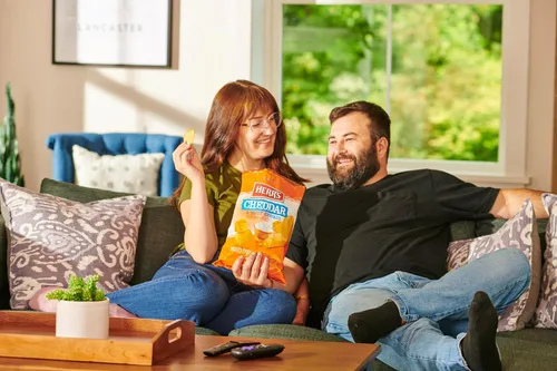 Miniatura 3 de Herr's Papas fritas cheddar y crema agria, 2.75 onzas (paquete de 24 bolsas) - Papas fritas saladas con sabor cheddar y cremoso - Ideal